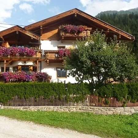 Familie Neunhaeuserer Neustift im Stubaital