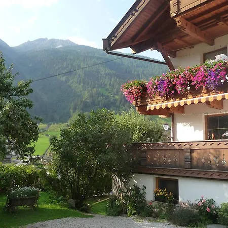 Familie Neunhaeuserer Neustift im Stubaital